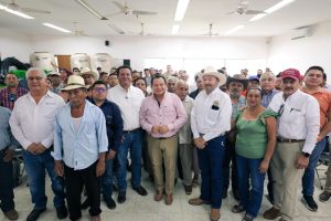 Productores de Tizimín reciben insumos agrícolas durante el evento donde Yucatán impulsa el campo con gran inversión para su desarrollo.