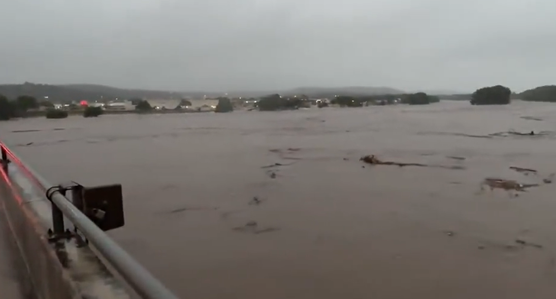 Inundaciones en Texas dejan a miles de afectados y se declara situación de desastre