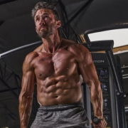 Fallece entrenador personal por un reto viral del famoso influencer Mr. Beast