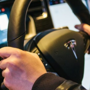 Grok llegará a los autos Tesla según el propio Elon Musk, creador de ambos