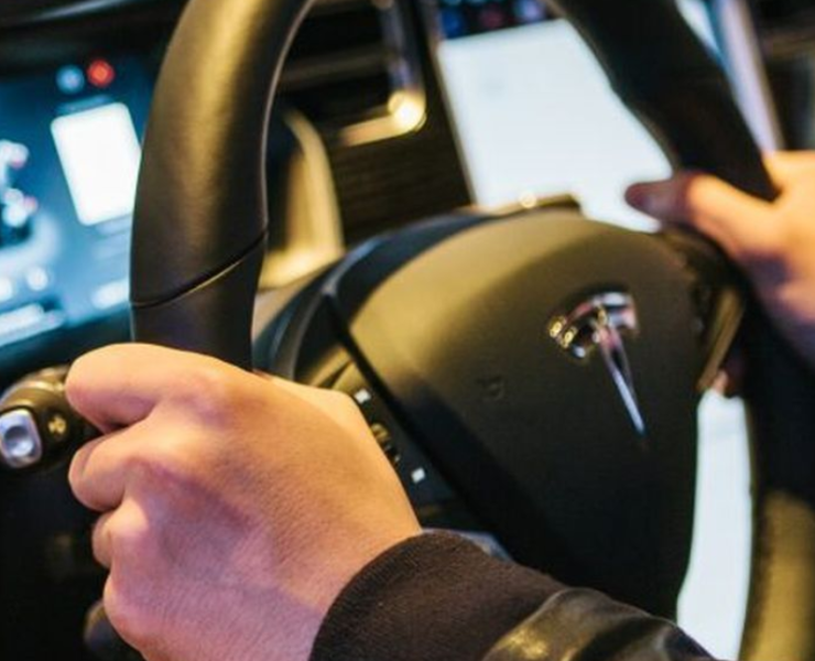 Grok llegará a los autos Tesla según el propio Elon Musk, creador de ambos