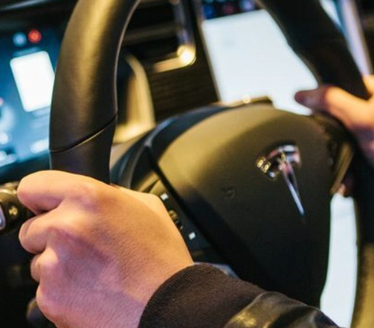 Grok llegará a los autos Tesla según el propio Elon Musk, creador de ambos