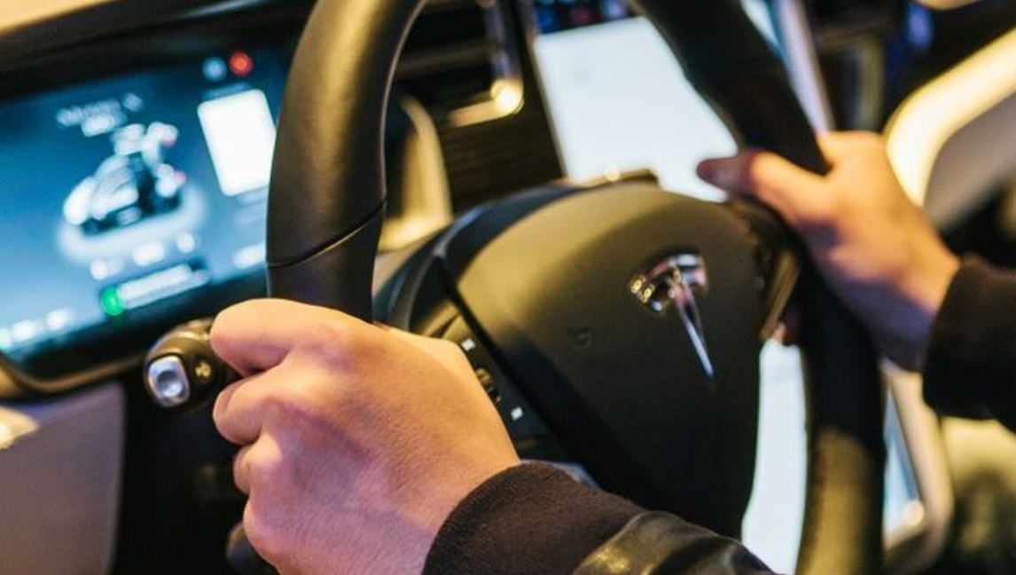Grok llegará a los autos Tesla según el propio Elon Musk, creador de ambos