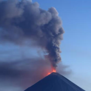 Volcán Kliuchevskói se activa por culpa del enorme terremoto en Rusia