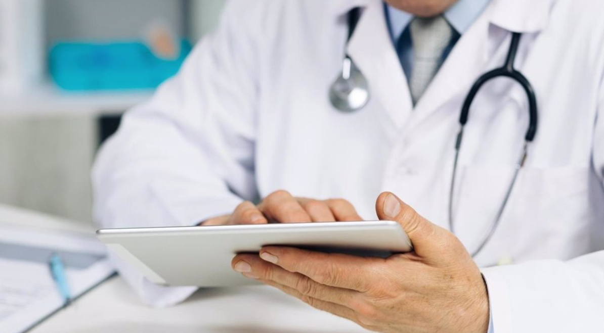 Profesionales de la salud enfrentando el peligro