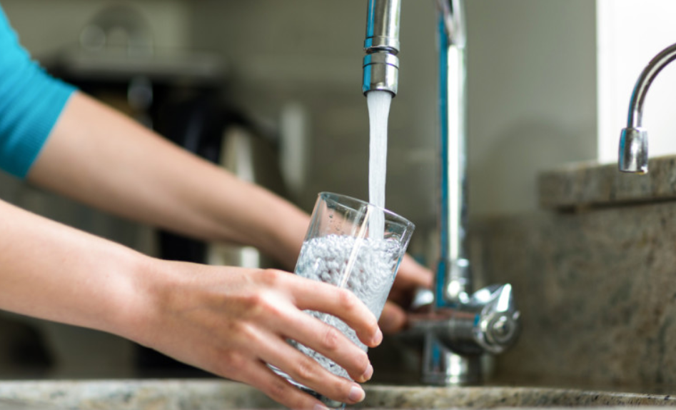 ¿Cómo funciona el panel que genera agua potable?