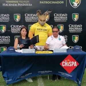 La ceremonia protocolaria, realizada el 23 de julio, contó con la presencia de Bárbara Rojas Musiño, directora de Mercadotecnia de Ciudad Maderas, y Sergio Pérez, director de Estrategia Comercial del Club Venados