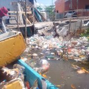 Lluvias arrastran basura a los arroyos