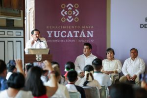 Autoridades de la SEP, Segey y Fundación BBVA participaron en el evento donde reconocieron a estudiantes destacados de Yucatán, reafirmando el compromiso con la educación de calidad.