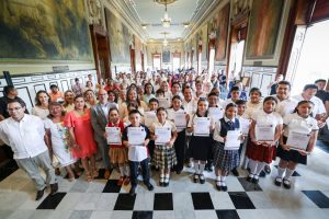 Estudiantes premiados junto a autoridades estatales y educativas, tras recibir becas por su destacado desempeño; reconocieron a estudiantes destacados de Yucatán como ejemplo de esfuerzo y dedicación.