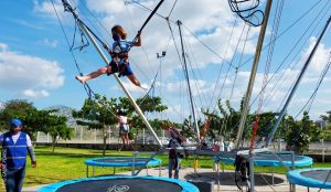 Niños y adultos disfrutan de la adrenalina en el Parque de Deportes Extremos, una gran opción entre los parques de Mérida para pasear en vacaciones.