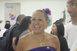 La contadora Teresa Castro Cordero rindió protesta como nueva presidenta del Club Rotario Mérida Montejo para el periodo 2025–2026, acompañada por autoridades y miembros rotarios.