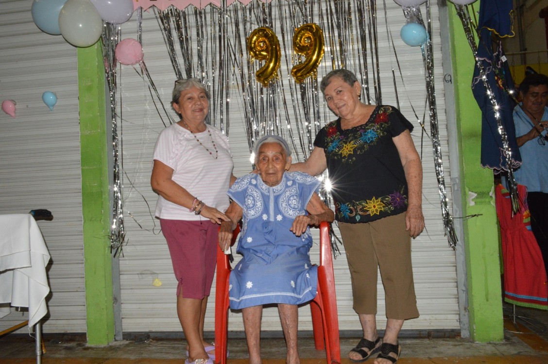 Locatarios del mercado principal otorgan reconocimiento a Margarita Pérez Vargas