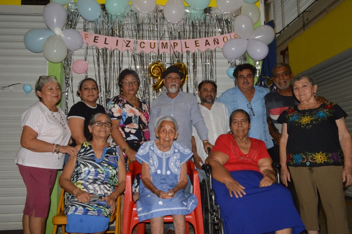 Locatarios del mercado principal otorgan reconocimiento a Margarita Pérez Vargas