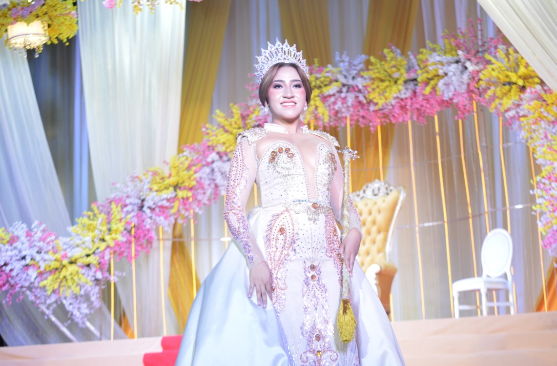 Coronan a la Reina de los LXVI Florales y Feria de Carmen