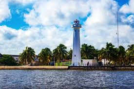 Dzilam de Bravo, entre cenotes, ojos de agua y playas tranquilas, es una de las playas yucatecas para vacacionar en familia con historia y naturaleza.