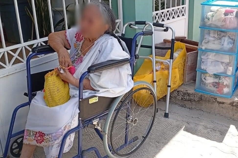 Abandono cruel: Dejan a una abuelita de 91 años sola en la calle en Mérida