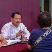 Díaz Mena escucha y atiende las necesidades con atención directa a la ciudadanía