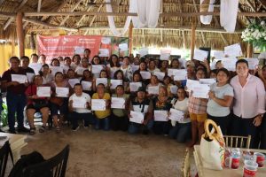 Participantes del taller en Izamal reflexionan sobre economía social y cooperativas, impulsando el cambio comunitario con Morena.