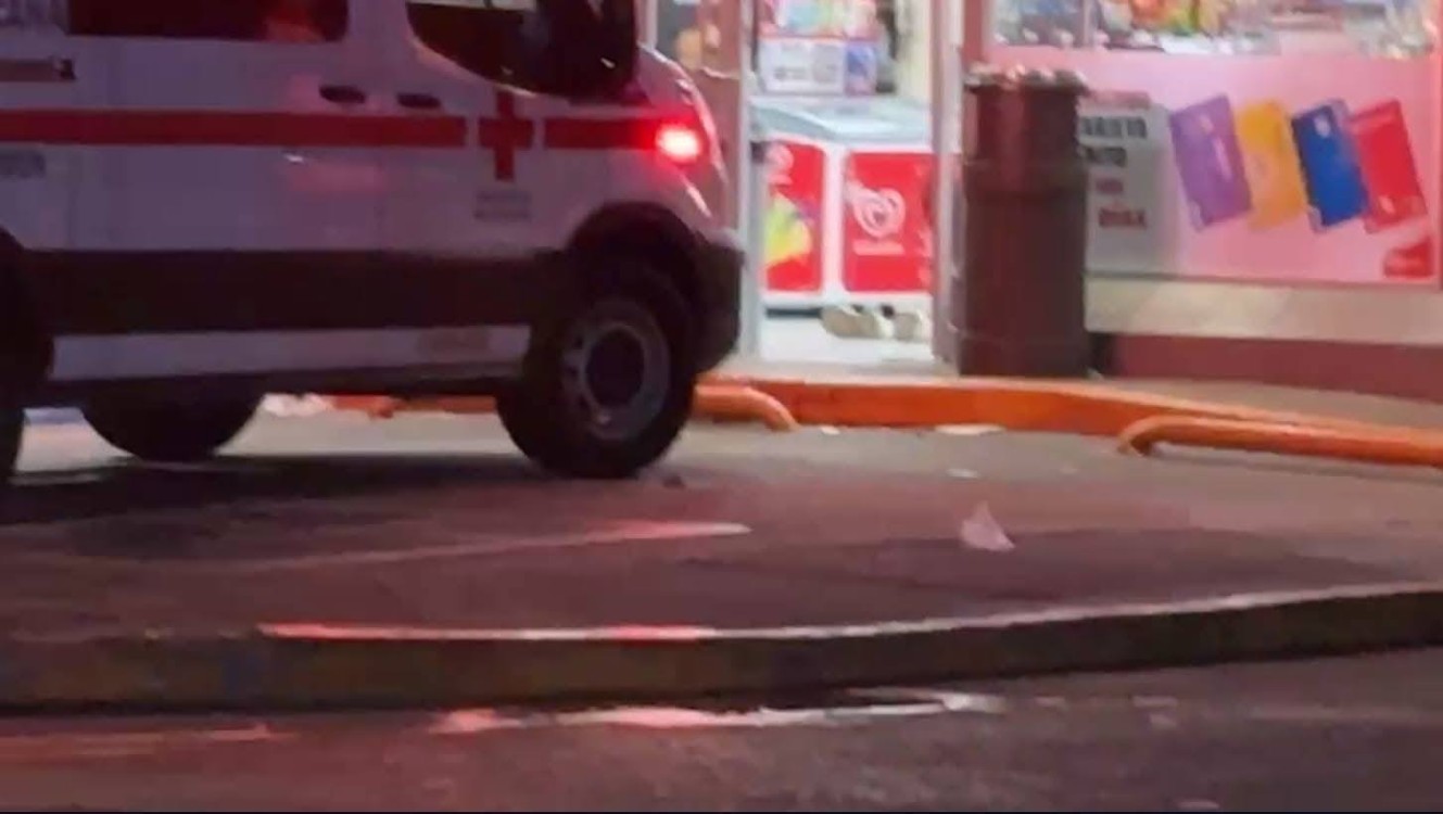 Ejecutan a dos masculinos en la puerta de un Oxxo