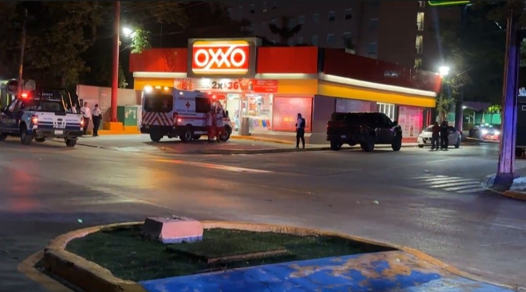 Ejecutan a dos masculinos en la puerta de un Oxxo