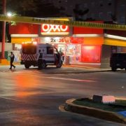 Ejecutan a dos masculinos en la puerta de un Oxxo
