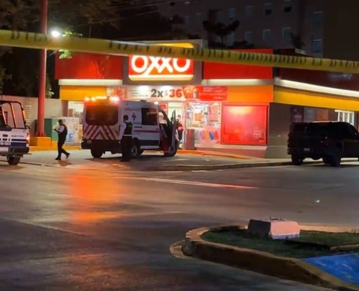 Ejecutan a dos masculinos en la puerta de un Oxxo