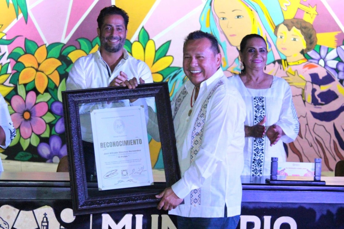 Alfredo “El Pulpo” recibe Medalla al Mérito Ciudadano 2025 en la Feria de Ciudad del Carmen