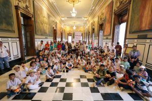 El Gobernador Joaquín Díaz Mena recibe a las infancias participantes, reafirmando su compromiso con la protección del patrimonio cultural de Yucatán.