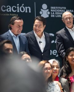 El balón azul y el mensaje “Somos un equipo por la educación de México” serán símbolos clave del convenio para reducir el analfabetismo.