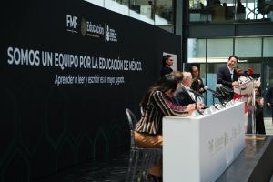 Autoridades de la SEP, INEA y FMF durante la firma del convenio para reducir el analfabetismo, una alianza inédita entre educación y deporte.