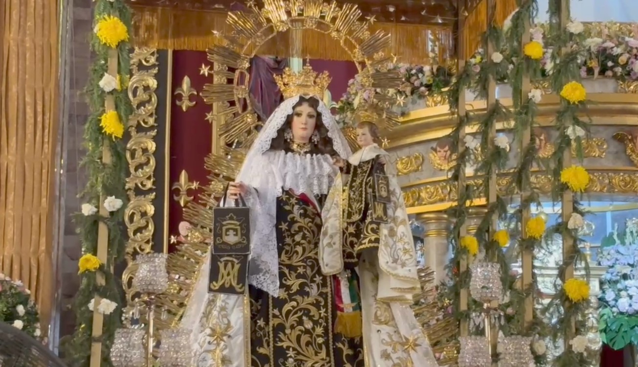 Familia de Yucatán llega a venerar a la Virgen del Carmen
