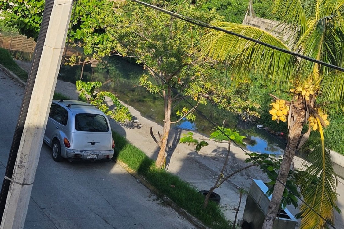 Se desborda drenaje de aguas negras en el fraccionamiento Villas de San José