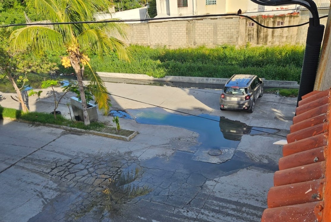 Se desborda drenaje de aguas negras en el fraccionamiento Villas de San José