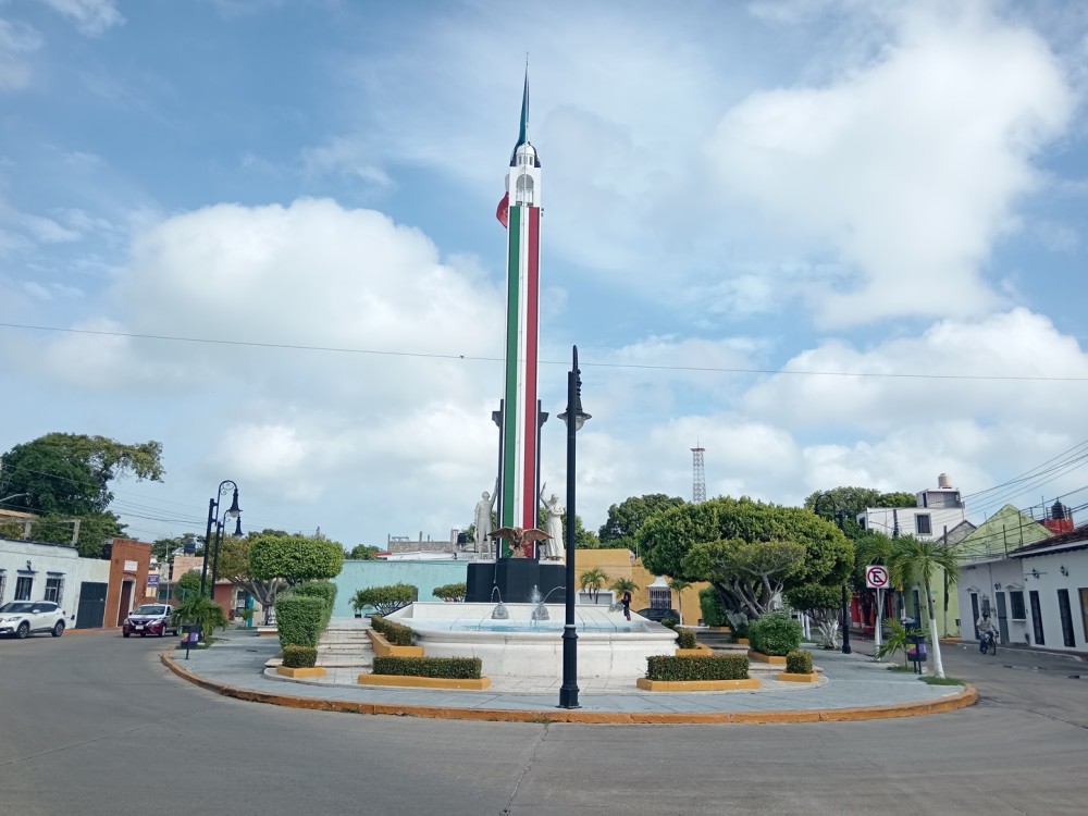 Ayuntamiento borra escudo antiguo de Carmen, al monumento a la bandera