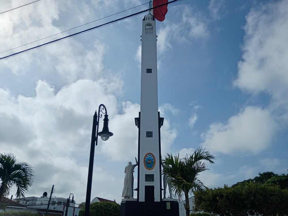 Ayuntamiento borra escudo antiguo de Carmen, al monumento a la bandera