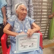 Locatarios del mercado principal otorgan reconocimiento a Margarita Pérez Vargas