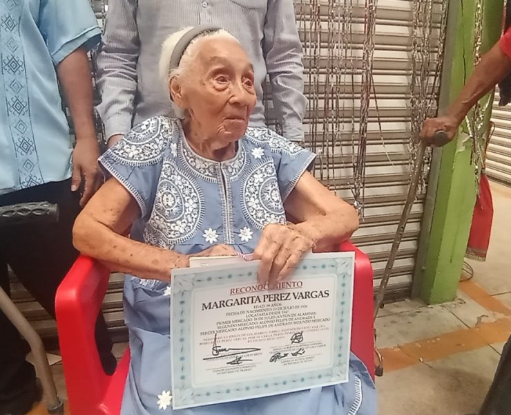 Locatarios del mercado principal otorgan reconocimiento a Margarita Pérez Vargas