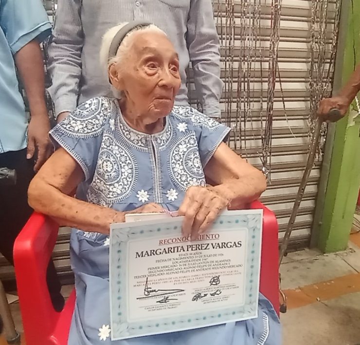 Locatarios del mercado principal otorgan reconocimiento a Margarita Pérez Vargas