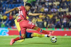 Isaías Violante llega al América como campeón de la Liga MX, listo para aportar dinamismo al mediocampo azulcrema.