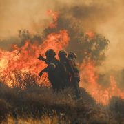 Incendios arrasan Grecia y Turquía