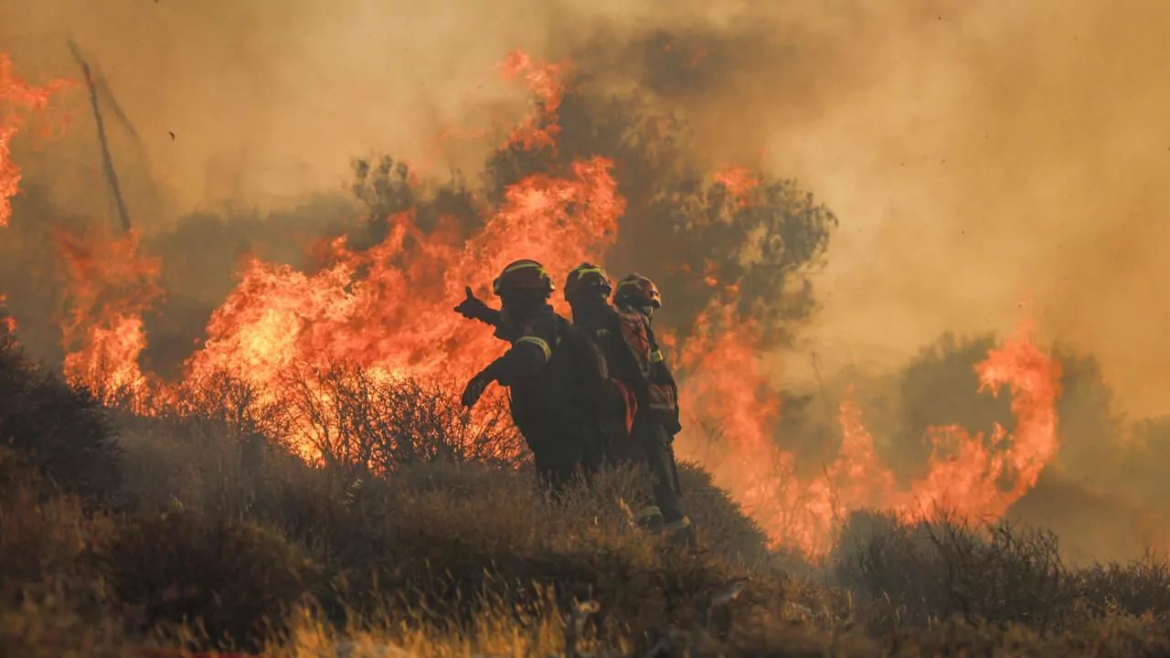 Incendios arrasan Grecia y Turquía