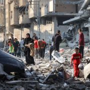 Israel bombardea a civiles que buscaban comida en Gaza