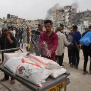 Israel lanza ayuda humanitaria en paracaídas