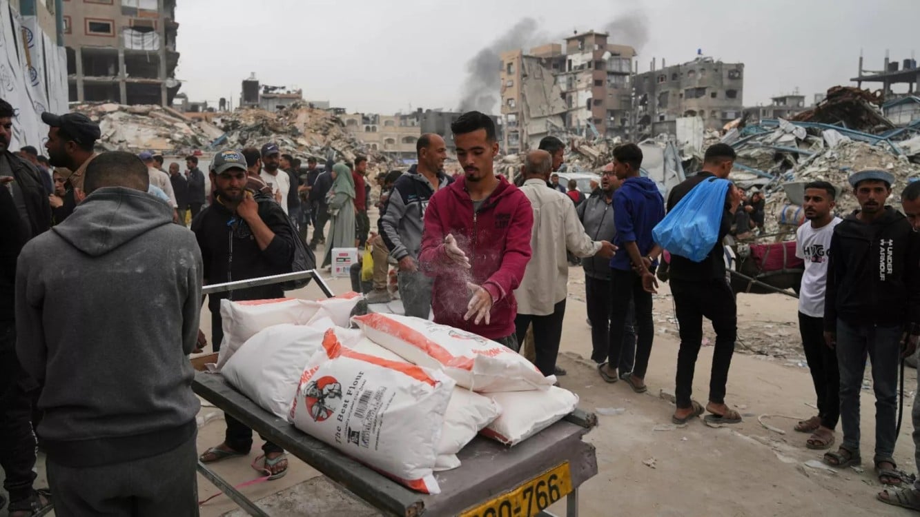 Israel lanza ayuda humanitaria en paracaídas
