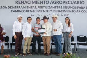 Gobernador Joaquín Díaz Mena, al encabezar la entrega de herramientas e insumos a productores de Peto, como parte del Renacimiento Agropecuario que impulsa su administración.