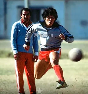 El exentrenador Miguel Ángel López también dirigió a Diego Armando Maradona durante su etapa en el fútbol argentino, marcando una conexión histórica entre ambos.