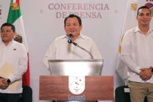 El Gobernador Joaquín Díaz Mena durante la conferencia donde anunció los nuevos beneficios para el magisterio yucateco.
