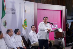 Representantes del magisterio y autoridades educativas acompañaron al Gobernador en la presentación de las reformas al ISSTEY.