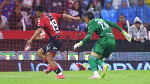 El arquero colombiano Kevin Mier, fue el villano de la noche para Cruz Azul, ya que cometió dos errores, que culminaron en los primeros dos goles del Atlas.